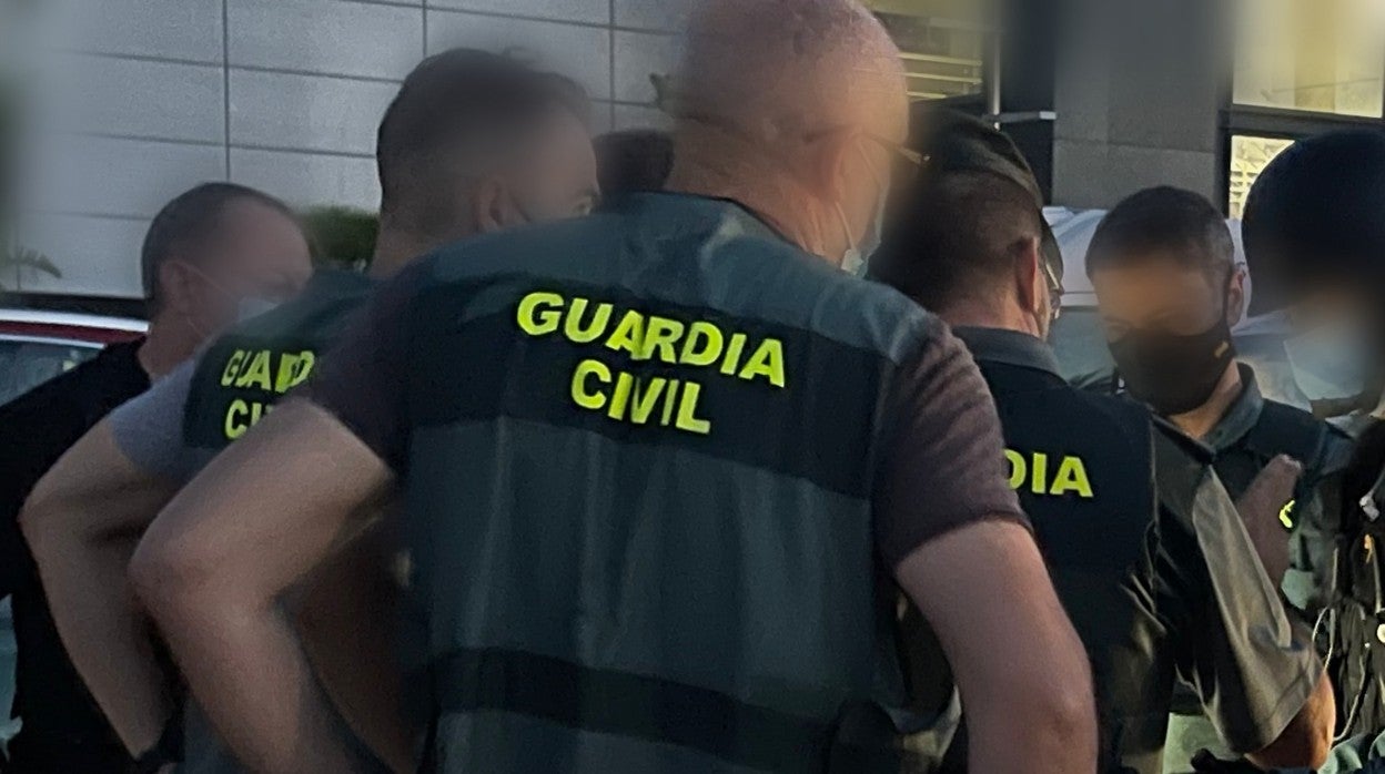 Dispositivo de la Guardia Civil antes de una operación.