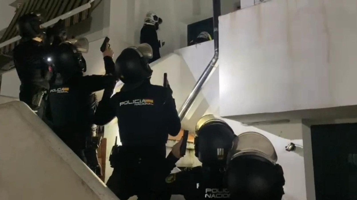 Policías nacionales, durante una reciente operación realizada en Algeciras