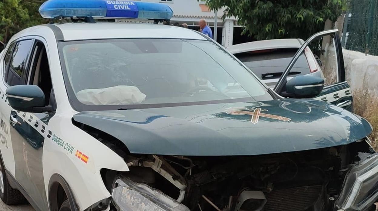 Estado en el que ha quedado el coche de la Guardia Civil