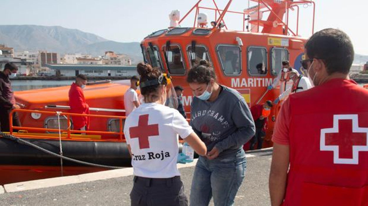 Voluntarios de la Cruz Roja atienden a inmigrantes en una imagen de archivo