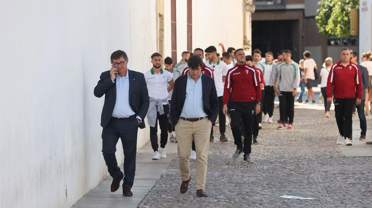 El consejero delegado del club, Javier González Calvo, junto al resto de la plantilla del Córdoba CF