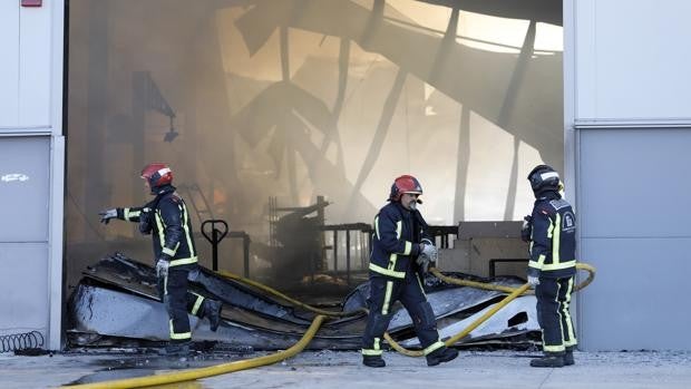 Incendio en Córdoba | Arde por completo parte de una nave de barnices en Priego