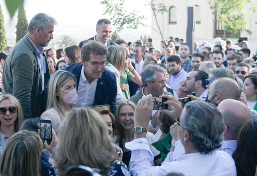 Feijóo haciéndose fotos con militantes y simpatizantes del partido este sábado