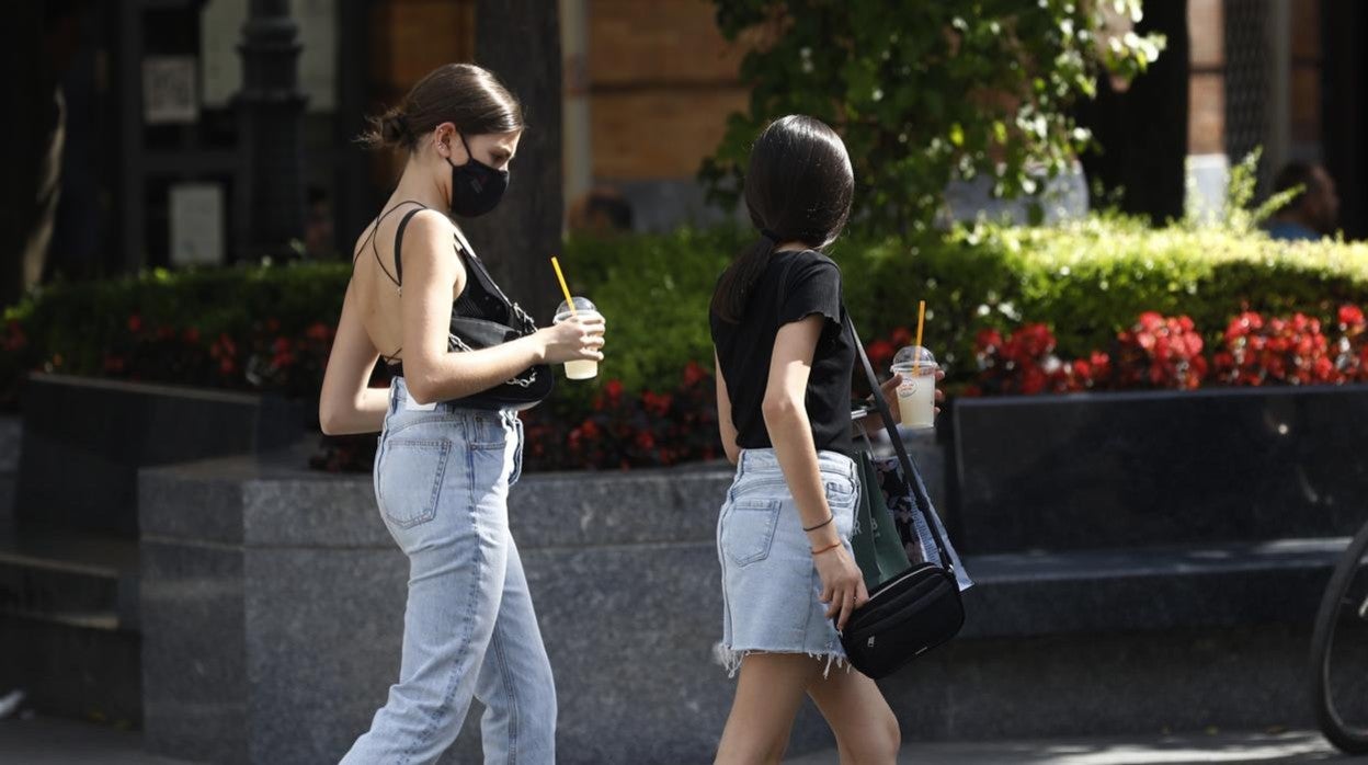 Dos jóvenes combaten el calor en el Centro de Córdoba, tomando granizados