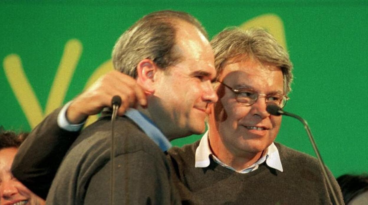 Manuel Chaves y Felipe González, en el acto de cierre de campaña con motivo de las elecciones autonómicas de Andalucía del año 2000