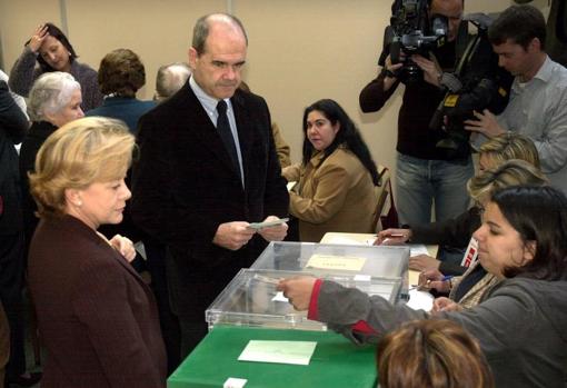 Manuel Chaves deposita su papeleta junto a su esposa en las elecciones de 2004