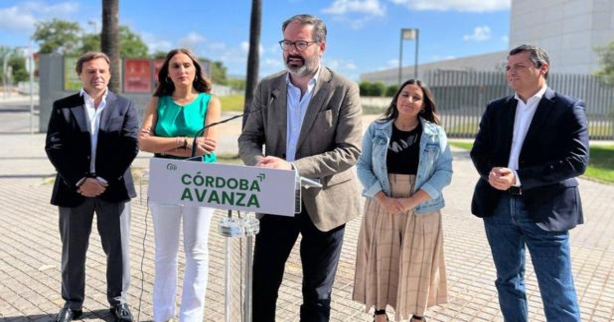 Adolfo Molina junto a otros dirigentes del PP de Córdoba junto al acceso al C3A