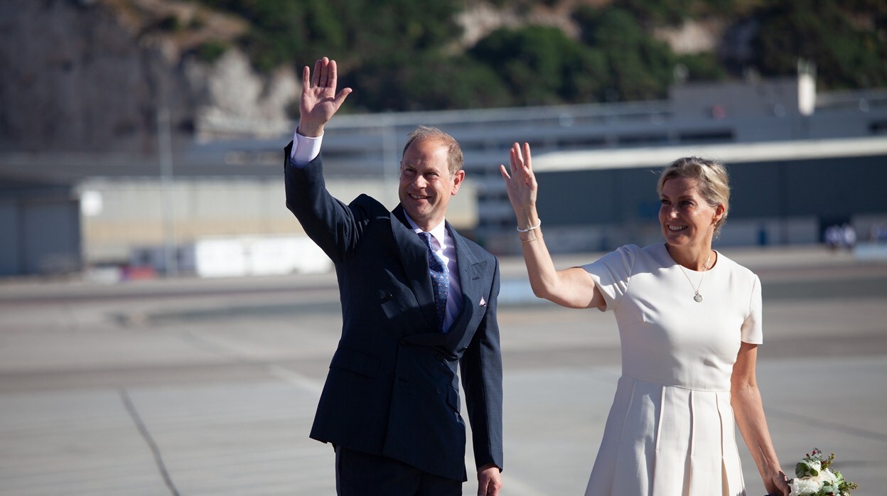 Los condes de Wessex saludan tras bajarse del avión en Gibraltar