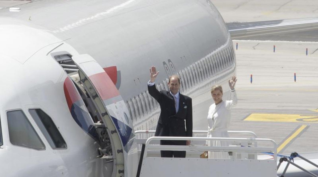 Los condes de Wessex entrando en un avión