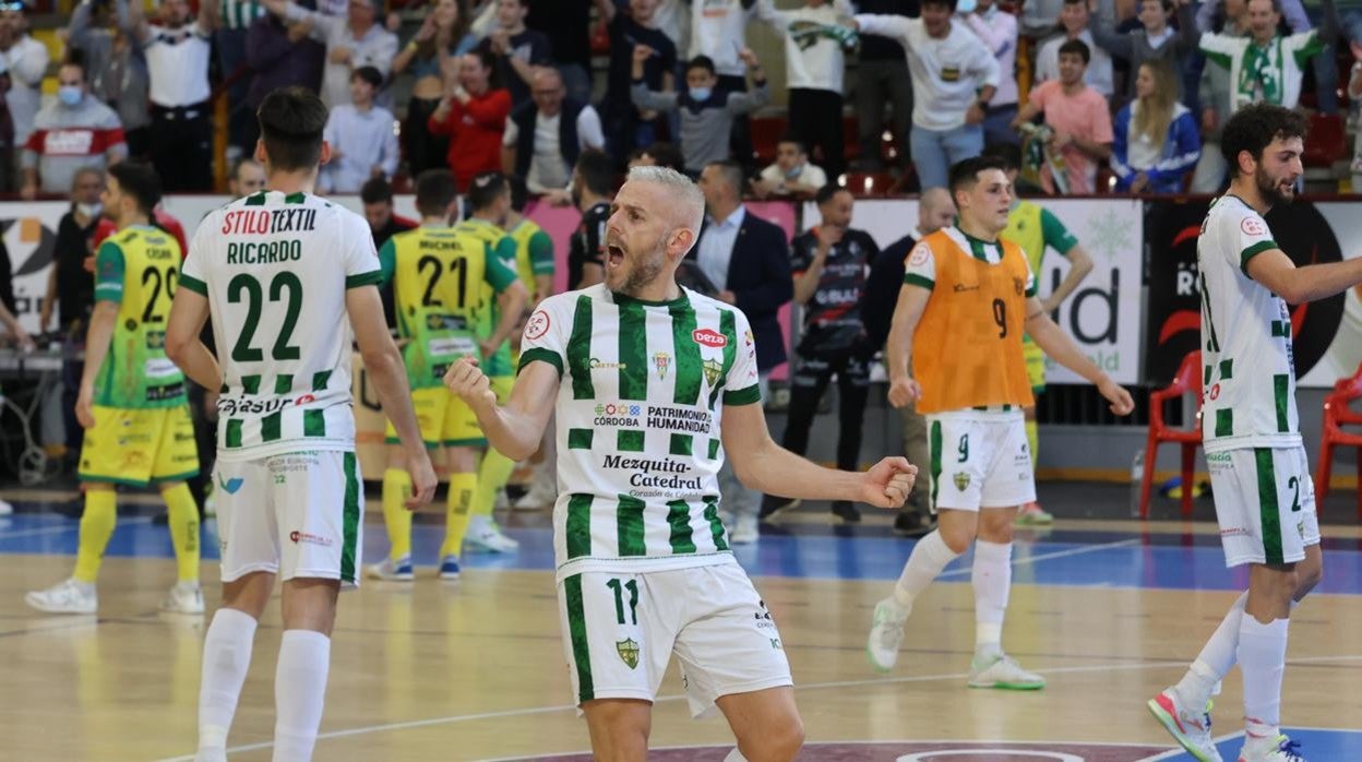 Miguelín celebra un gol en el último segundo ante el Jaén en Vista Alegre