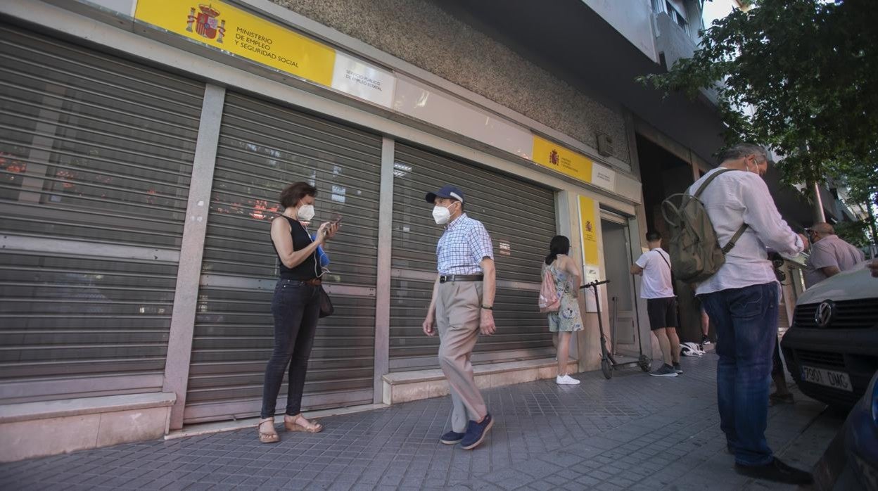 Varias personas esperan su turno para entrar a la oficina de empleo de Colón en Córdoba