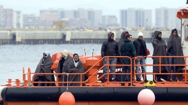 Cruz Roja atiende en Almería a 56 personas tras el rescate de siete pateras