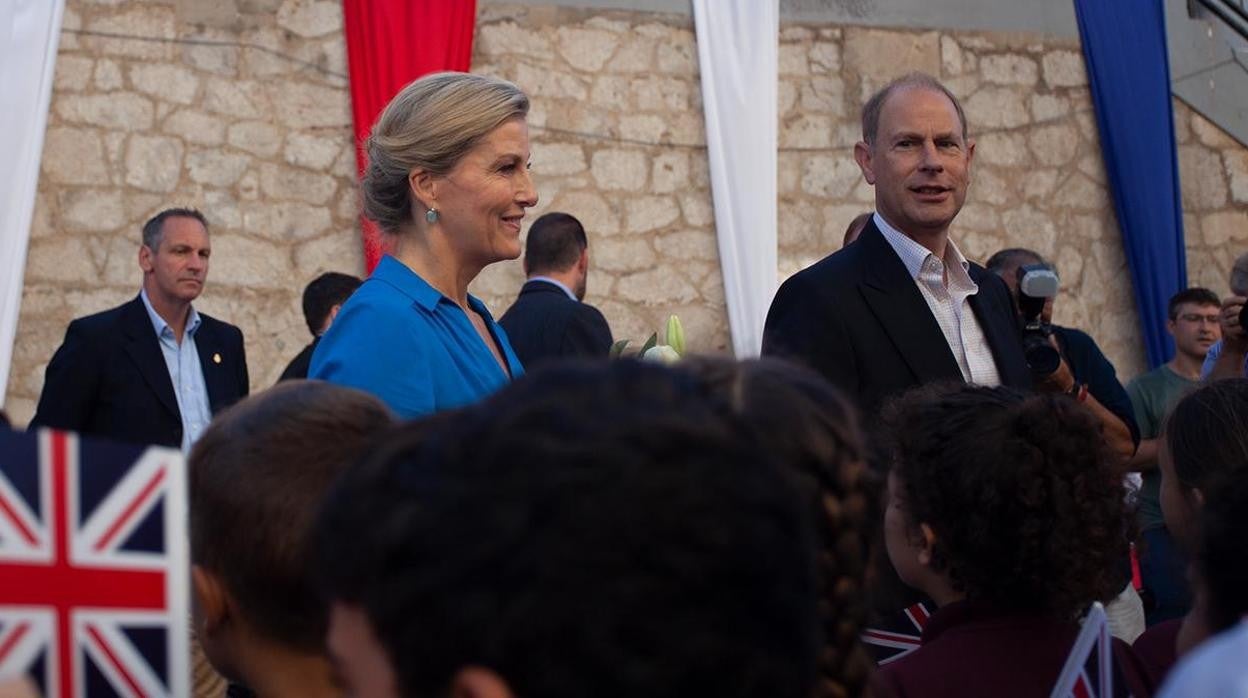 Los condes de Wessex, durante su visita al Castillo Moro de Gibraltar