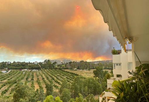 Vista del incendio desde Guadalmina