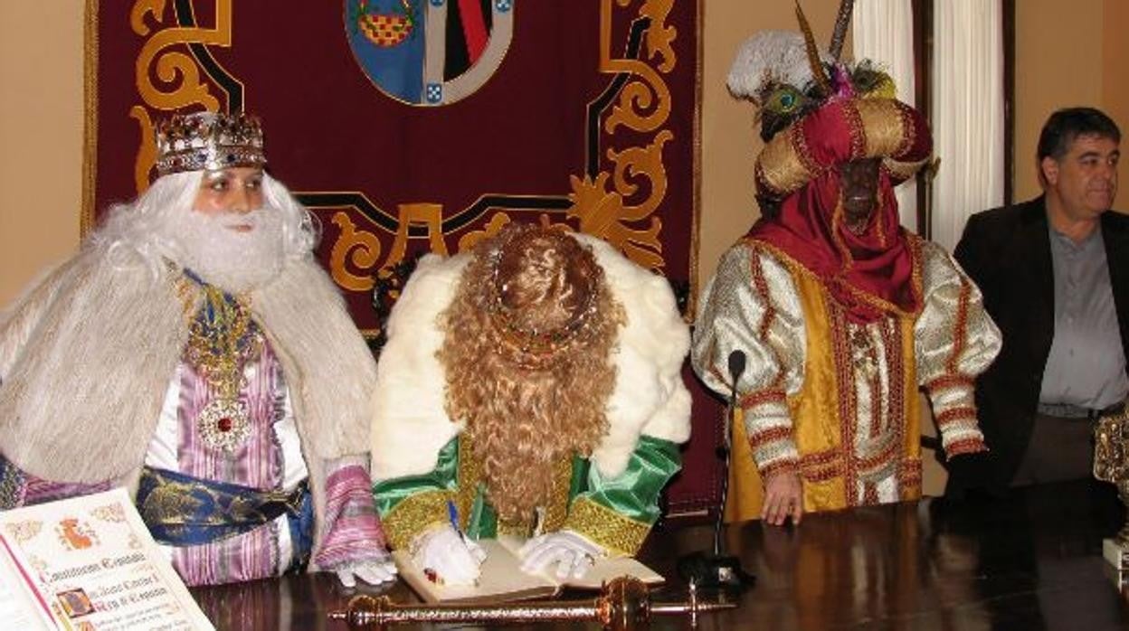 La 'Reina Melchor' Ana Orihuela (izquierda), en una imagen del Ayuntamiento de Almonte