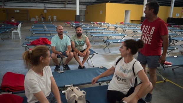 Los desplazados por el fuego: «Dije a los niños que era una aventura, que dormía todo Benahavís junto»