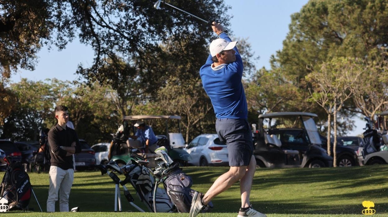 Un golfista en el tee del primer hoyo del Real Club de Campo de Córdoba