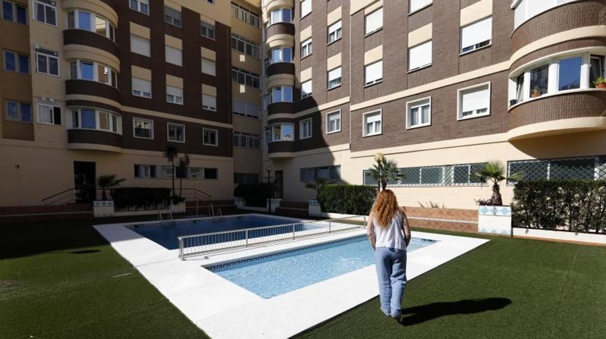 Una residente en una piscina común