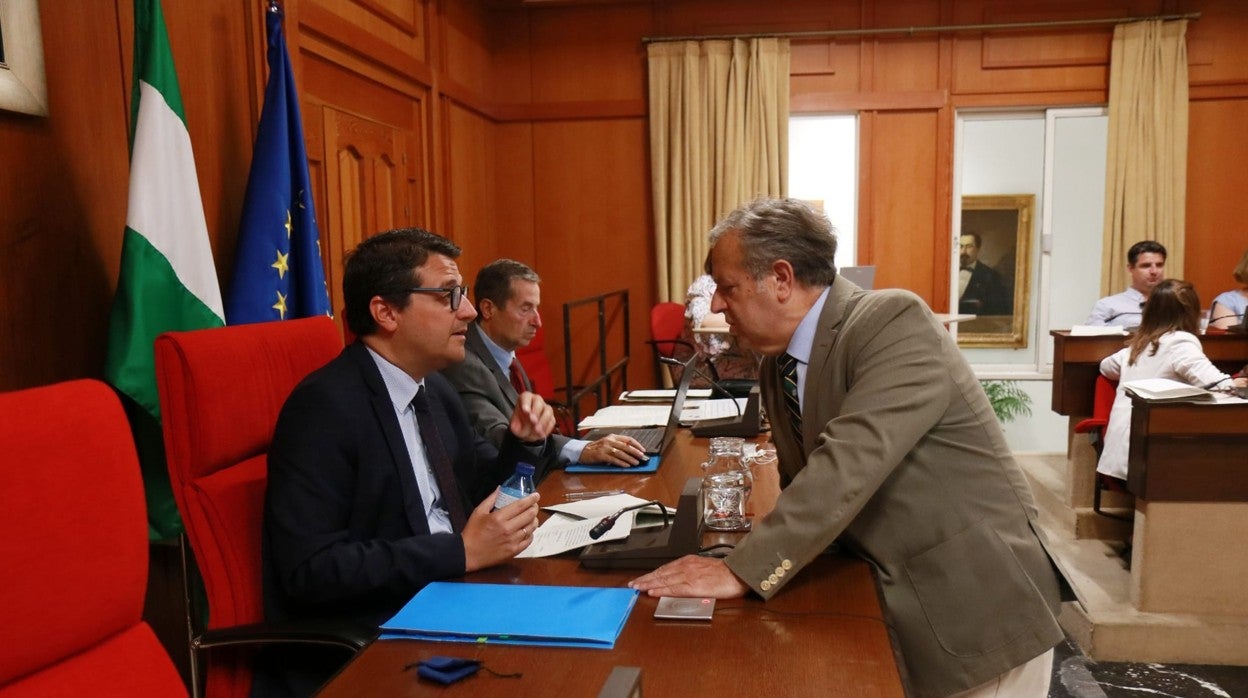 El alcalde charla con Fuentes antes del Pleno