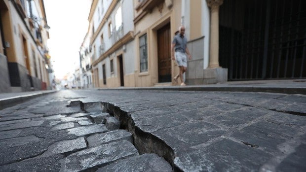 Otro socavón en la calle Alfaros obliga a cortar uno de los accesos al Centro de Córdoba