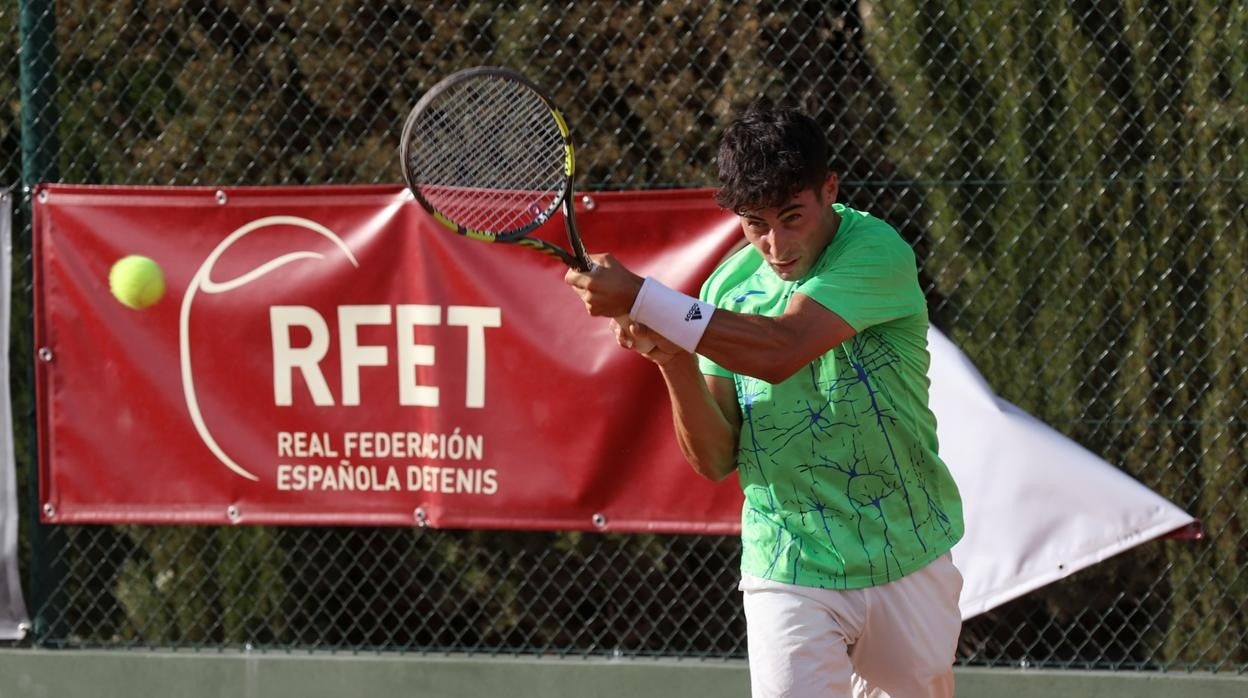 Un golpeo de la bola en el Torneo Córdoba Patrimonio-Tresis que se juega en el Real Aero Club