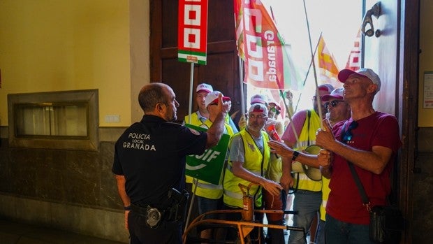 La huelga de autobuses se recrudece en Granada a dos días del Corpus