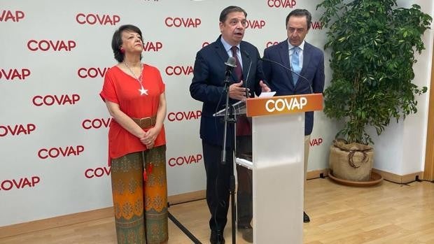 El ministro de Agricultura destaca en su visita a Pozoblanco a Covap como modelo cooperativo