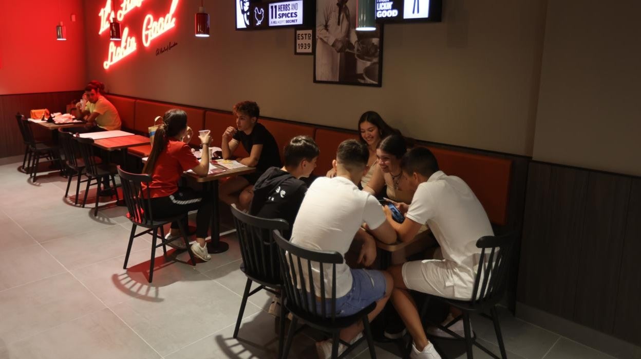 Clientes en un restaurante de franquicia en Córdoba