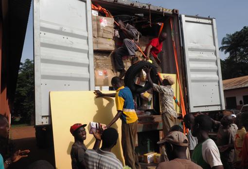 Llegada de un contenedor solidario a Bangassou