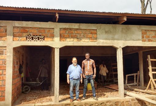 El obispo de Bangassou durante la construcción de la escuela de Béma