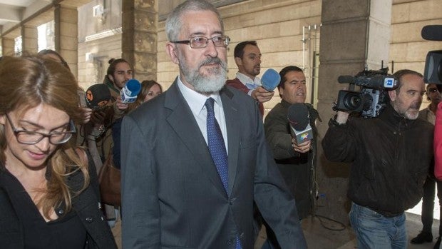 El juez del caso ERE investiga a cuatro exconsejeros del PSOE por un nuevo «mecanismo delictivo» de ayudas