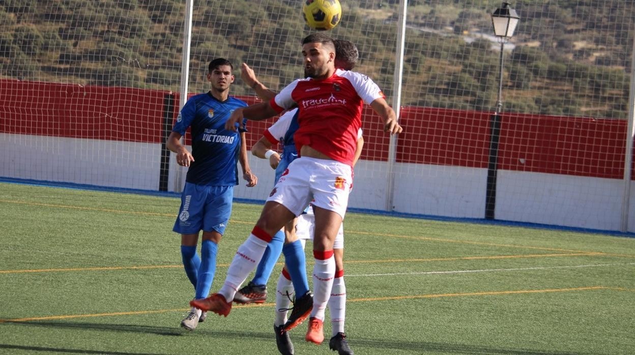 Manolo cabecea un balón en el último partido del Atlético Espeleño