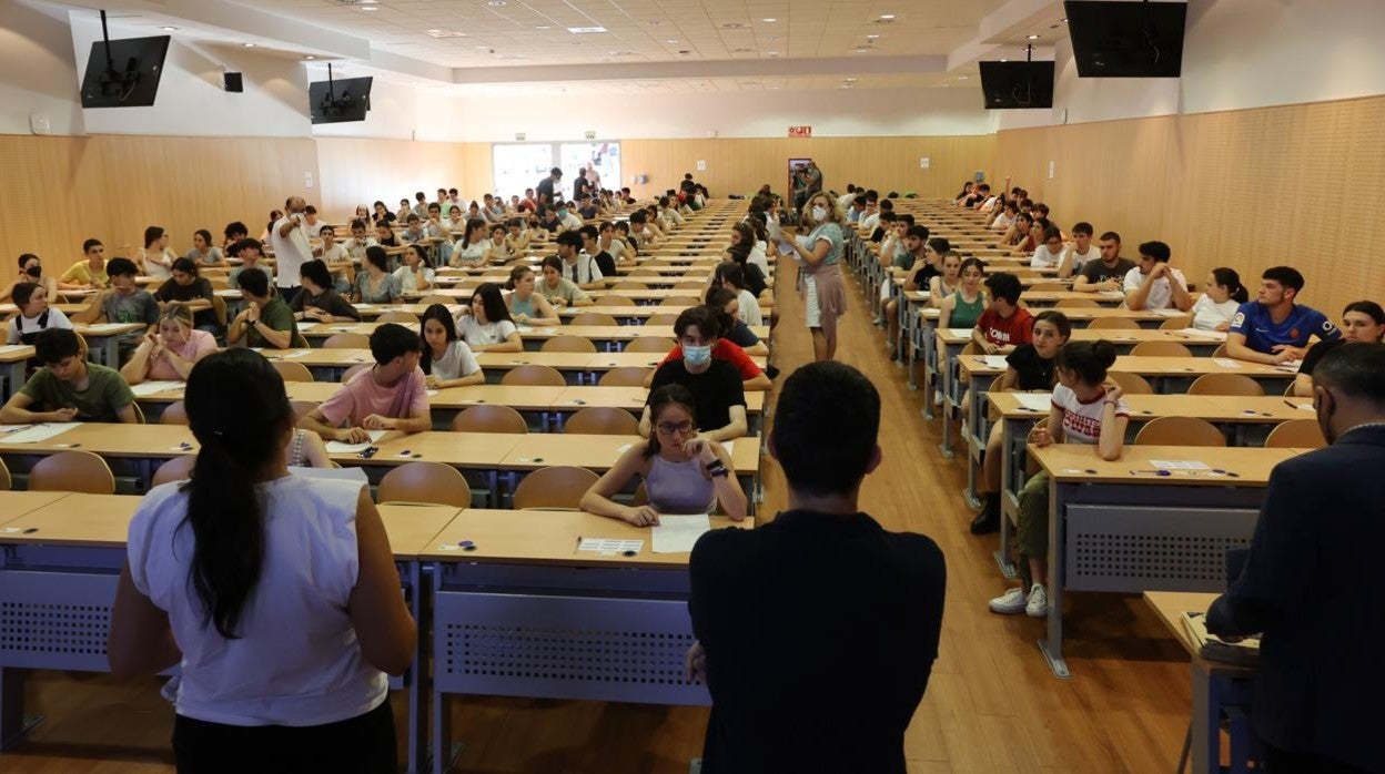 Estudiantes en un aula de la Facultad de Medicina de Córdoba en el arranque de la PEvau este martes