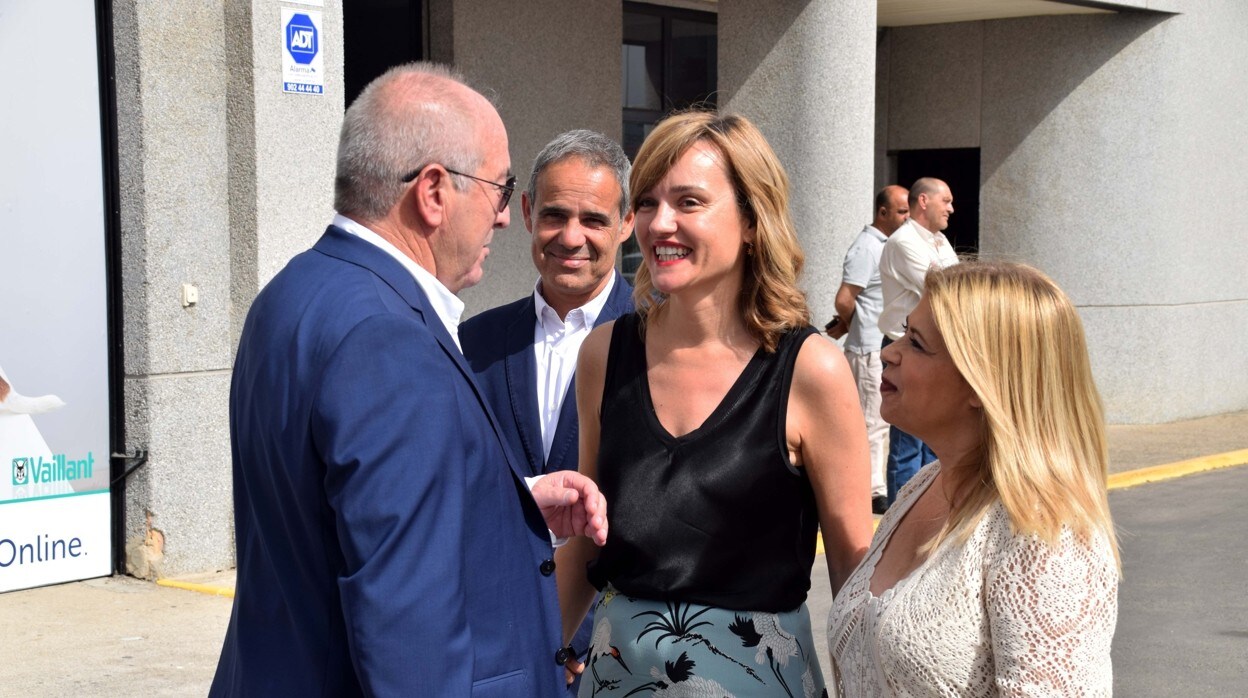La ministra Pilar Alegría, acompañada de Mamen Sánchez, alcaldesa de Jerez, saluda a Rafael Pérez, gerente de Tubesan
