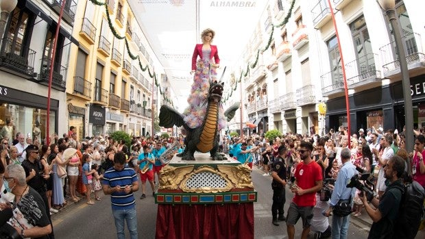 «Vas más fea que la tarasca»: la tradicional procesión laica del Corpus de Granada vuelve con polémica en las redes