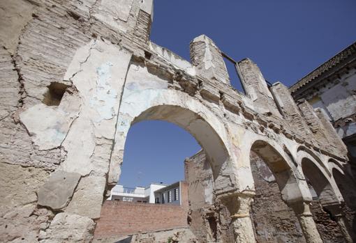 Arcos del claustro que quedan en pie