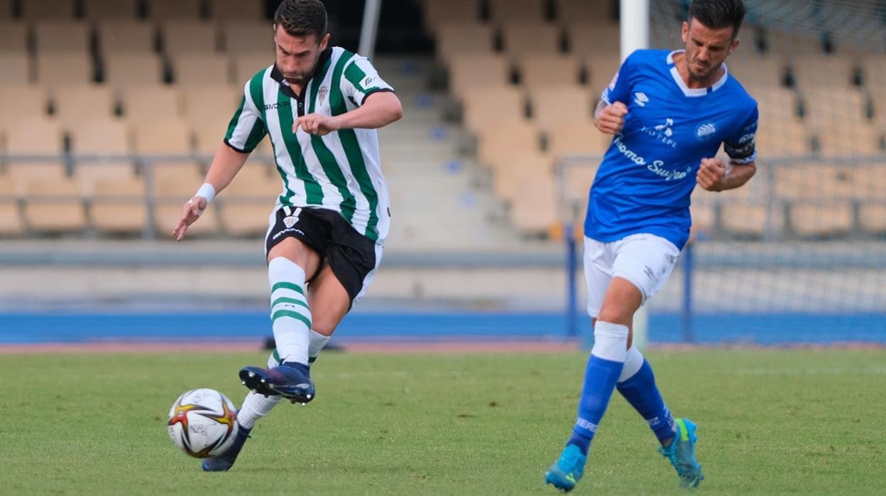 El central del Córdoba José Cruz golpea el balón ante el Xerez DFC esta temporada en Chapín