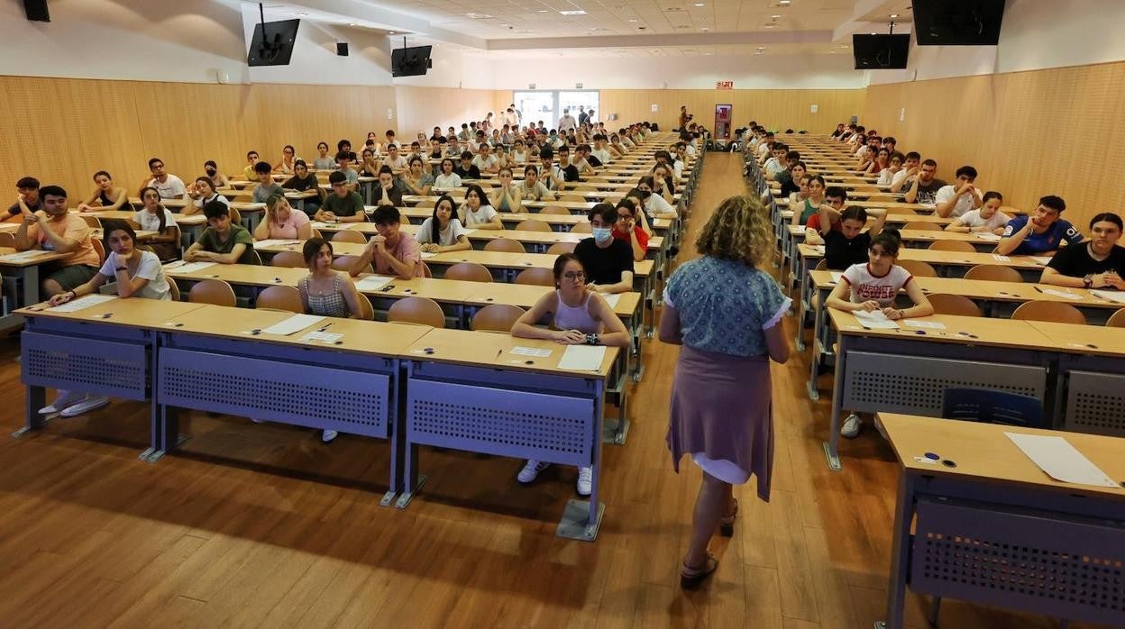 Estudientes antes de uno de los exámenes de Selectividad de esta semana