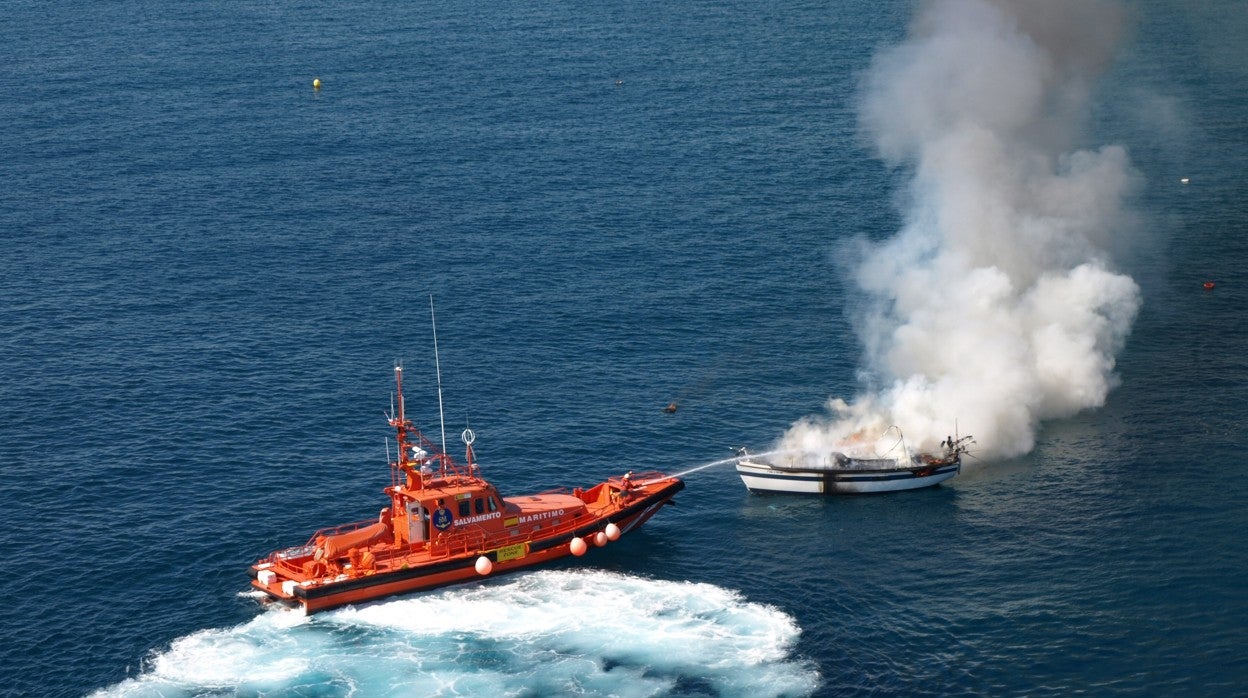 Imagen de archivo de un servicio de Salvamento Marítimo durante el incendio de un barco