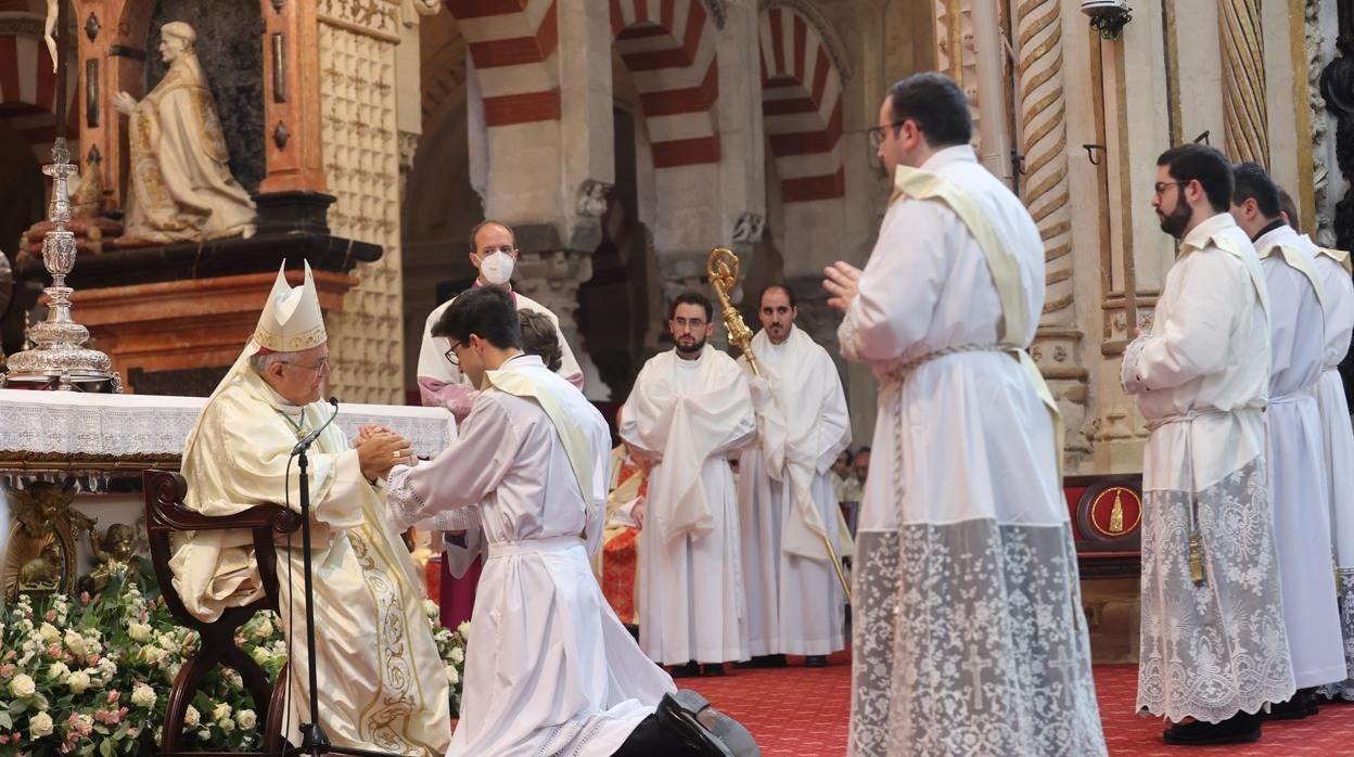 El obispo durante la ordenación de los nuevos presbíteros en la Mezquita Catedral este sábado