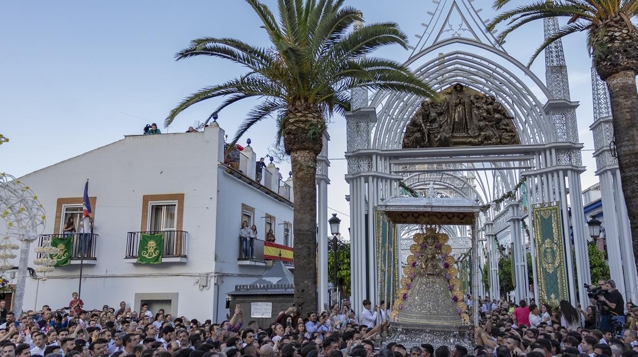 La Virgen del Rocío pasa por la catedral efímera durante la Función de 2022