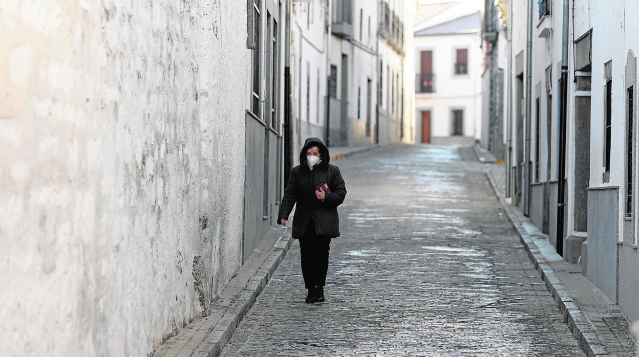 Una mujer transita por una calle de Añora