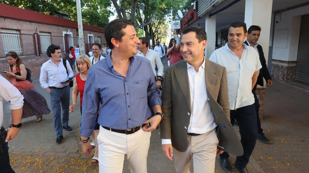 Bellido junto a Juanma Moreno en su visita a los bloques donde la Junta está subvencionando la colocación de ascensores