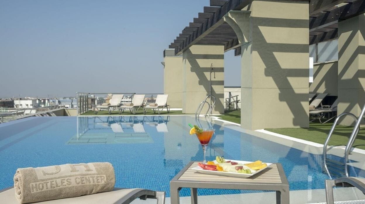 El Hotel Córdoba Center es uno de los que disponen de piscina exterior