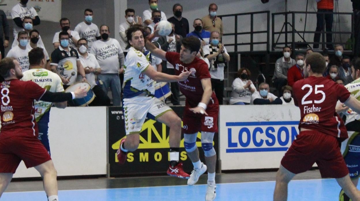 El lateral del Ximénez Luisfe Reina, en el partido ante el Recoletas Valladolid en el Miguel Salas