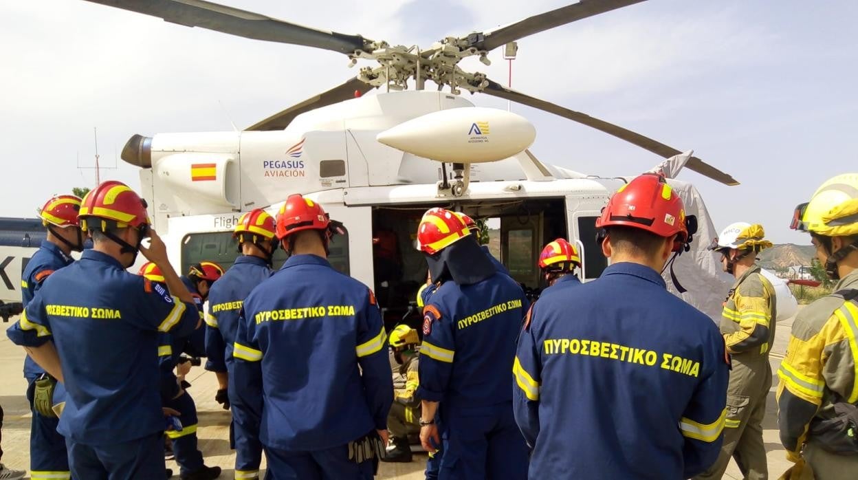 Bomberos griegos durante las clases impartidas por Pegasus Aerogroup