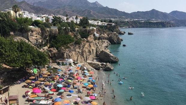 Hallan el cadáver de una mujer en la playa junto al Balcón de Europa de Nerja