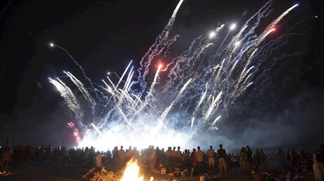 Espectáculo pirotécnico durante la 'Noche de San Juan' en Almería.