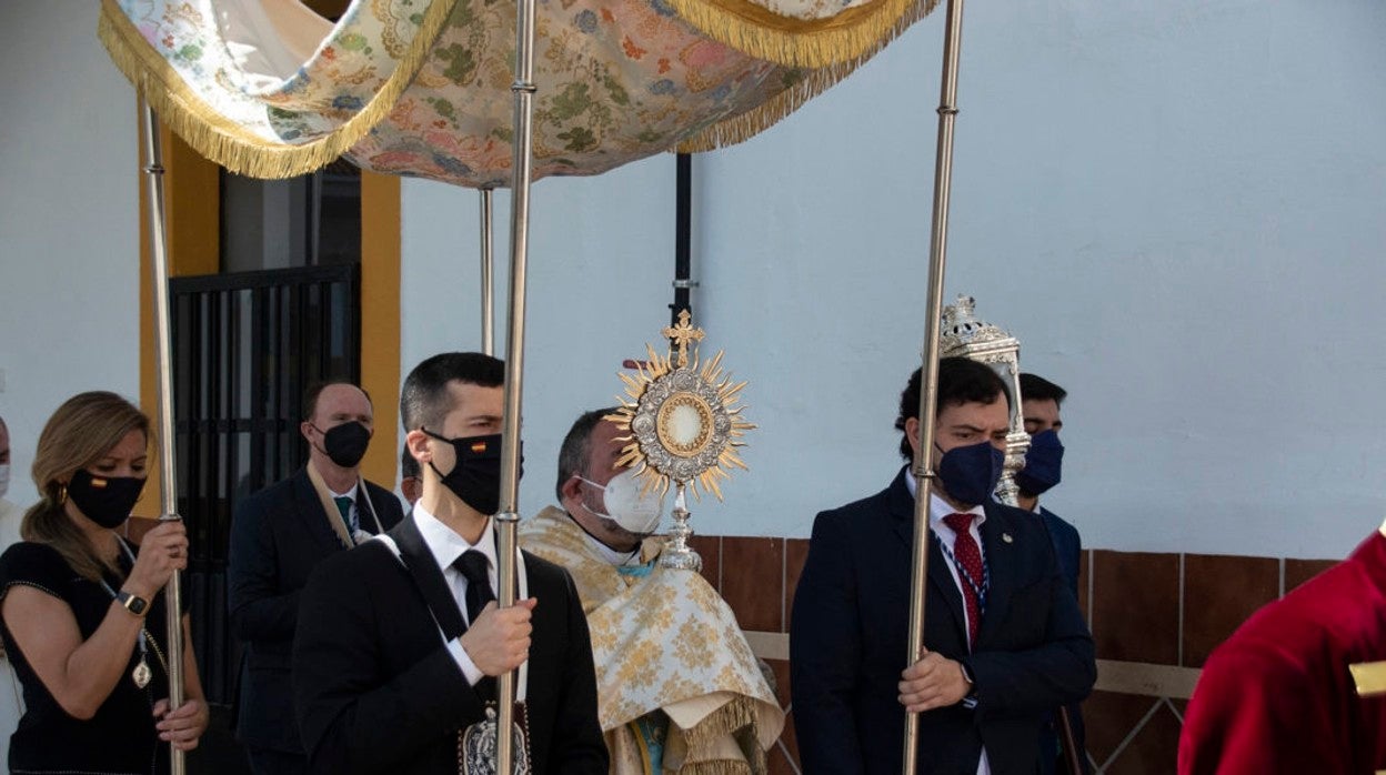 Procesión eucarística del Prendimiento, con el Santísimo bajo palio