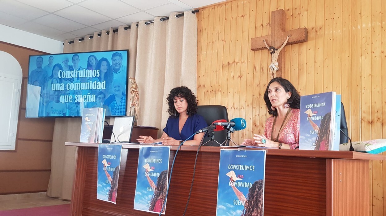 La directora de Cáritas Diocesana de Huelva, Pilar Vizcaíno, junto con la Responsable del Departamento de Comunicación y Relaciones Externas, Peña Monje
